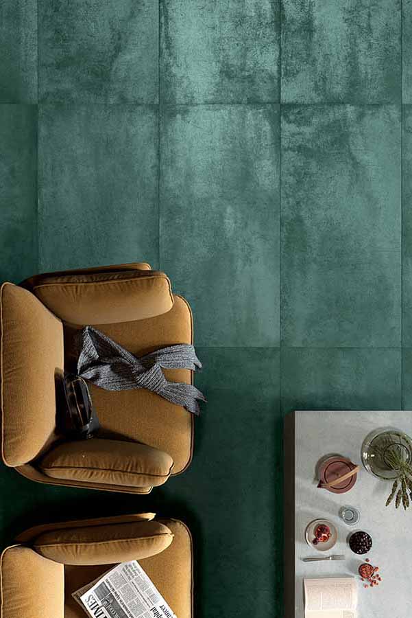 Le tendenze arredo 2022 mostrano una netta predilezione per alcuni colori, agli intramontabili come il blu e il bianco, se ne affiancano altri insoliti e originali come l'ocra ed il verde oliva. Ormai il 2022 è alle porte e coloro che stanno arredando o rinnovando casa possono prendere ispirazione dai colori più in voga per scegliere pavimenti e rivestimenti nei vari ambienti. Il modello dell’alta moda delle passerelle A/I 2021-22 invade le nuove tendenze arredamento dell'interior design, che apre le porte a colori vibranti, decisi, da abbinare in contrasto con tonalità chiare e materiali naturali. Non si parla di scelte schematiche o preimpostate, anzi la libertà espressiva è un punto cruciale, per cui non si può parlare di tendenze arredamento soggiorno o bagno, ma tendenze generali, che si aprono ad ogni possibilità. Nella gamma dei verdi la new entry più originale è sicuramente il verde oliva, non più il verde ottanio, salvia o smeraldo, ma il caldo verde oliva.  Ideale per una casa arredata con materiali naturali, per creare un’atmosfera rilassante e moderna. Sconsigliato negli ambienti piccoli o poco luminosi a tutta parete, può essere facilmente inserito con mobili, accessori o elementi decorativi. Il magenta sarà il preferito dagli amanti dei colori forti e brillanti. Se pensate che troppo possa stancare, può essere usato a piccole dosi combinato con bianco o grigio freddo, per farlo risaltare acora di più. Perfetto per illuminare ambienti cupi e spenti, per portare una sferzata di freschezza e vivacità. Il blu si riconferma con il suo intramontabile fascino colore, perfetto per gli amanti degli arredi classici ed eleganti. Nel 2022 sarà protagonista in combinazione con l’oro anticato, da abbinare come cornici, suppellettili e nelle finiture metalliche dei mobili. Ideale per la camera da letto, poichè concilia relax e serenità, viene proposto anche in salotto e in bagno. Il rosso scarlatto, portatore di vivacità per eccellenza, sarà di gran moda nel 2022, in particolare con finitura lucida. Un colore forte, con personalità, da abbinare al bianco o al legno. Il giallo ocra porta avanti la tendenza dell'interior design, presente da qualche anno, ad usare molto i colori della terra. In particolare, l'ocra crea ambienti molto eleganti, ma d'impatto e si adatta a diversi ambienti casalinghi. Perfetto in combinazione con materiali naturali, ad esempio il legno gresso ed il vimini. Il viola dominerà la scena nel 2022, dalle sfumature più tenui a quelle più intense e brillanti. Nella sua versione scura è perfetto per coloro che amano osare e può essere utilizzato per pareti, mobili, rivestimenti e tessuti. L’abbinamento consigliato è con il blu o con il bianco, soprattutto in situazioni in cui sia necessario ingrandire otticamente l’ambiente. Le sfumature pastello,invece, come il lavanda, il lilla ed il glicine, creeranno camere da letto e stanze da bagno eleganti e rilassanti, accoppiate con l’azzurro o il rosa. Lo stile industrial ed il grigio cemento continueranno ad essere molto apprezzati dagli esperti del settore, soprattutto per arredare zone living moderne e open space. Per evitare di produrre un effetto eccessivamente freddo, si può creare un mix con elementi colorati a contrasto, come il giallo, e/o in legno. Bianco e legno chiaro, essenza del minimalismo divenuto un classico dell'arredamento, si riconferma un must del design. Ispirato allo stile scandinavo e bohemien, questo abbinamento spicca in eleganza e lascia spazio alla creatività. Caratterizzato da materiali naturali ed elementi sostenibili, ma anche dalla capacità di portare luminosità anche negli ambienti più angusti. Dunque, le nuove tendenze arredo 2022 promettono case colorate e vivaci, un tripudio di tonalità da modulare in base al proprio gusto ed alla propria personalità.